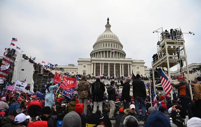 Người biểu tình tập trung tại khu vực tòa nhà Quốc hội Mỹ ở Washington, DC ngày 6/1/2021. (Ảnh: AFP/TTXVN) Mỹ truy tố hơn 300 người liên quan vụ bạo loạn ở trụ sở Quốc hội ảnh 1