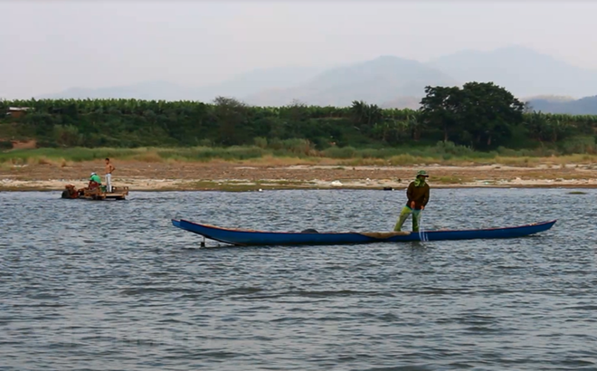 Người dân Lào đánh bắt cá trên sông Mekong. (Ảnh: Vietnam+) Mỹ cam kết tăng cường hợp tác với các nước tiểu vùng sông Mekong ảnh 1