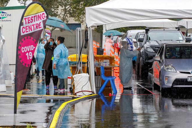 Một địa điểm xét nghiệm COVID-19 tại Auckland, New Zealand, ngày 15/2. (Ảnh: AFP/TTXVN) Tình hình dịch bệnh ngày 27/2: Các nước chạy đua đối phó với COVID-19 ảnh 3