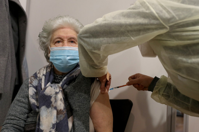 Nhân viên y tế tiêm vaccine ngừa COVID-19 cho người dân ngày 18/2/2021. (Ảnh: THX/TTXVN) Anh thay đổi chiến dịch tiêm vắcxin COVID-19, ưu tiên theo độ tuổi ảnh 1