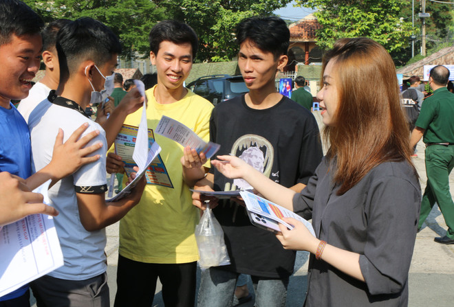 Ngày hội giới thiệu việc làm và tư vấn học nghề cho bộ đội xuất ngũ ảnh 1