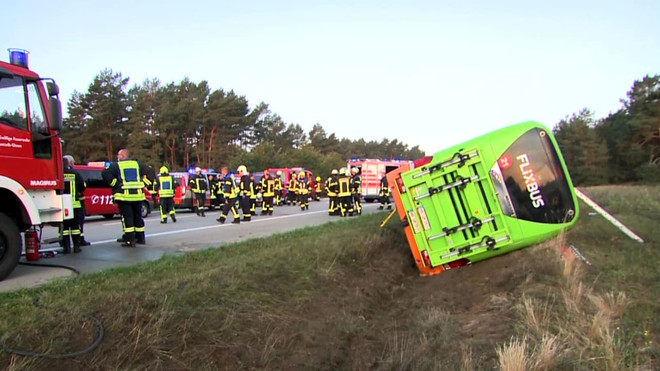 Đức: Xe khách lao khỏi đường cao tốc, hàng chục hành khách bị thương ảnh 1