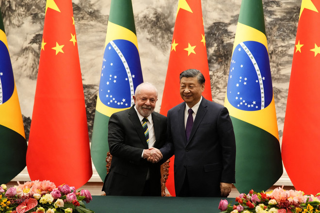 Chủ tịch Trung Quốc Tập Cận Bình (phải) và Tổng thống Brazil Luiz Inacio Lula da Silva (trái) tại cuộc gặp ở Bắc Kinh, Trung Quốc, ngày 14/4/2023. (Ảnh: AFP/TTXVN) Brazil gợi ý về "G20 chính trị" làm trung gian giữa Nga và Ukraine ảnh 1