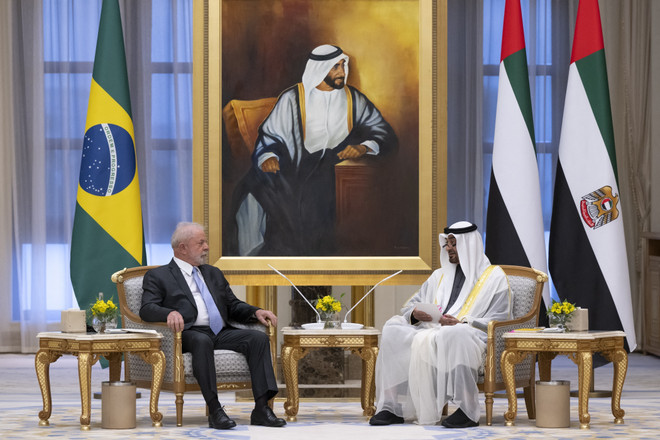 Tổng thống UAE Mohammed bin Zayed Al Nahyan (phải) và Tổng thống Brazil Lula da Silva tại cuộc gặp ở Abu Dhabi, ngày 15/4/2023. (Ảnh: AFP/TTXVN) Brazil gợi ý về "G20 chính trị" làm trung gian giữa Nga và Ukraine ảnh 2