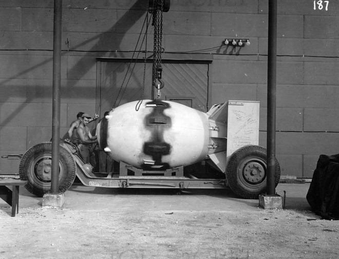Quả bom hạt nhân Fat Man (Gã béo) mà Mỹ thả xuống Nagasaki vào ngày 9/8/1945. (Nguồn: Nuclear Museum) fat man.jpg