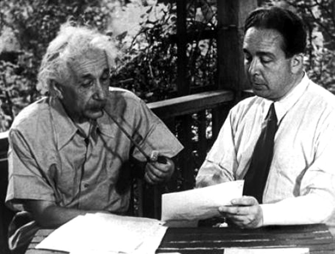 Nhà khoa học Albert Einstein và cộng sự Leo Szilárd. (Nguồn: Nuclear Museum) Albert Einstein 2.jpg