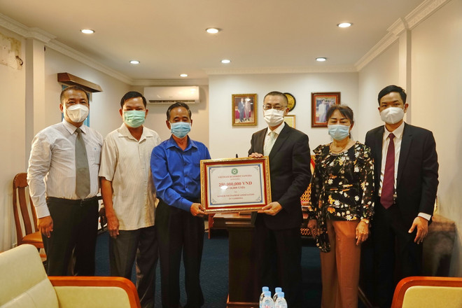 Giáo hội Phật giáo VN tặng quà chư tăng Campuchia gặp khó vì COVID-19 ảnh 2