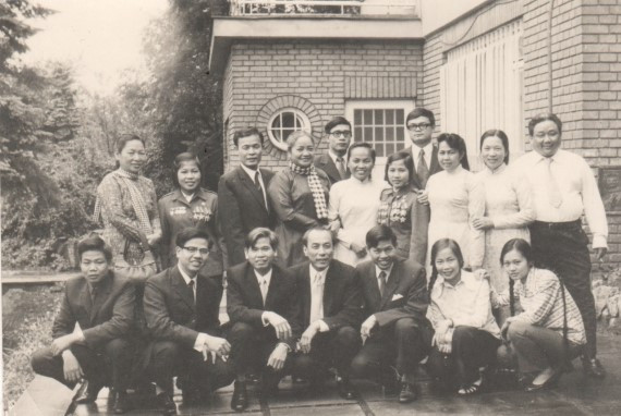 Bà Nguyễn Thị Định (hàng đứng, thứ tư, trái sang), cùng đoàn dũng sĩ miền Nam thăm Tiệp Khắc năm 1974. (Nguồn: vinhphuc.cz) Những kỷ niệm không phai về “Đại sứ quán miền Nam” tại Praha ảnh 2