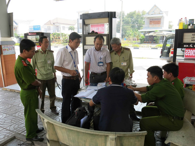 Hà Nội: Bắt khẩn cấp 8 đối tượng gắn chíp để gian lận xăng dầu ảnh 1