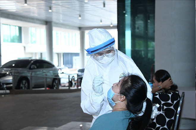 Lấy mẫu xét nghiệm COVID-19 cho người dân tại Bangkok. (Ảnh: AFP/TTXVN) Thái Lan lần đầu ghi nhận số ca tử vong do COVID-19 ở mức hai chữ số ảnh 1