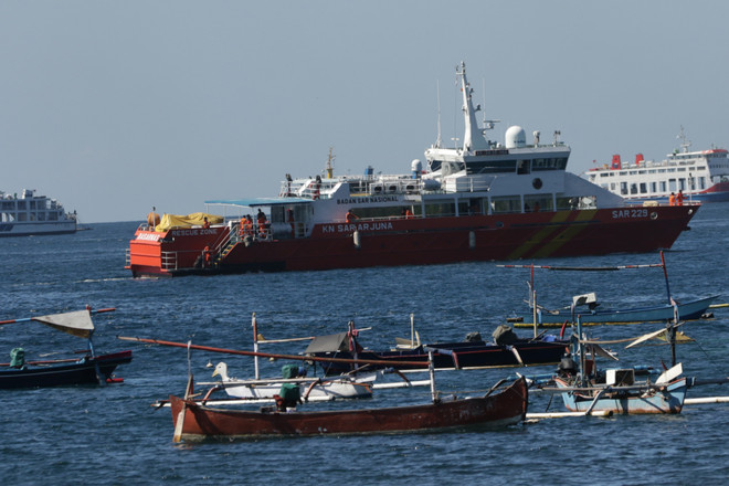 Các tàu cứu hộ tham gia tìm kiếm tàu ngầm KRI Nanggala 402. (Ảnh: THX/TTXVN) Tàu ngầm Indonesia có thể bị chìm do sửa chữa không đúng cách ảnh 1
