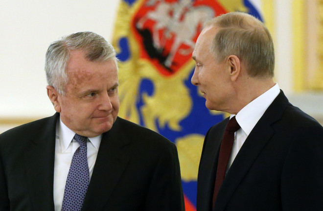 Đại sứ Mỹ tại Liên bang Nga John Sullivan và Tổng thống Nga Vladimir Putin. (Ảnh: Getty) Mỹ muốn có thêm kênh liên lạc trực tiếp với Nga về vấn đề Ukraine ảnh 1