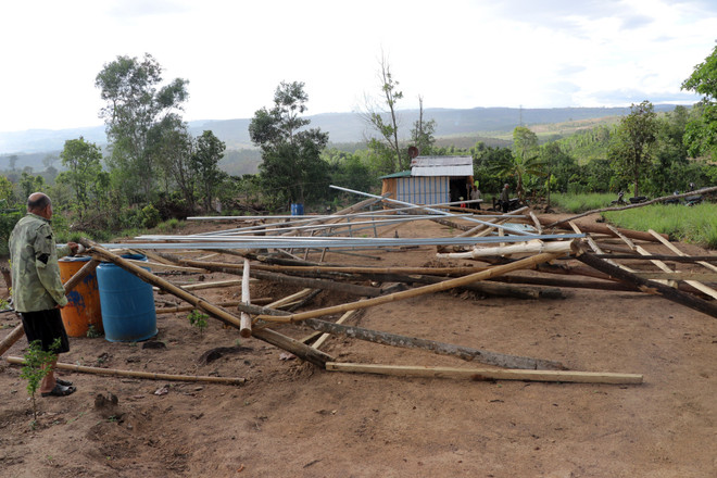 Điều tra vụ nhóm người vô cớ xô đổ nhà của hai cụ già neo đơn ảnh 2