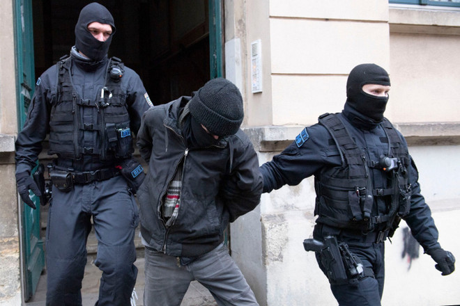 800 cảnh sát Đức đột kích, đập tan nhóm khủng bố tân phátxít ảnh 1