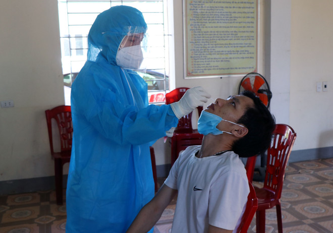 Lực lượng y tế lấy mẫu xét nghiệm ở Tổ dân phố Tuy Hòa, phường Thạch Linh, thành phố Hà Tĩnh. (Ảnh: Công Tường/TTXVN) Hà Tĩnh, Cần Thơ ghi nhận thêm 3 trường hợp dương tính với SARS-CoV-2 ảnh 1