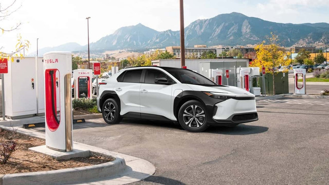 Toyota áp dụng tiêu chuẩn sạc xe điện của Tesla từ năm 2025 ảnh 1