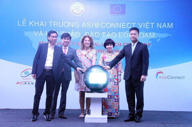 Các đại biểu thực hiện nghi thức khai trương dự án Asi@Connect tại Việt Nam. (Ảnh: TTXVN phát) Khai trương dự án mạng thông tin Asi@Connect tại Việt Nam ảnh 1