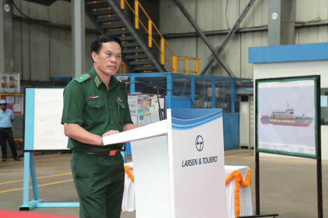 Thiếu tướng Hoàng Đăng Nhiễu, Phó Tư lệnh Bộ đội Biên phòng Việt Nam phát biểu tại lễ khởi công dự án. (Ảnh: Huy Lê/TTXVN) Ấn Độ đóng 12 tàu tuần tra cao tốc cho Việt Nam ảnh 2