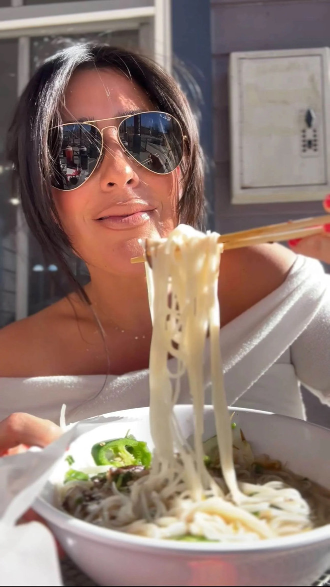 Nelson thực hiện chế độ ăn giàu carbohydrate nhưng ít chất béo. (Nguồn: Instagram) giam can 3.jpg