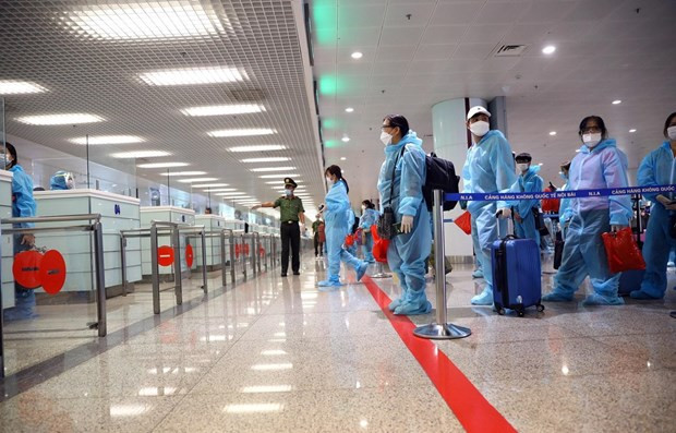 Hành khách đợi làm thủ tục nhập cảnh vào Việt Nam. (Ảnh minh họa: TTXVN) Hướng dẫn mới về xét nghiệm nhanh với hành khách quốc tế nhập cảnh ảnh 1