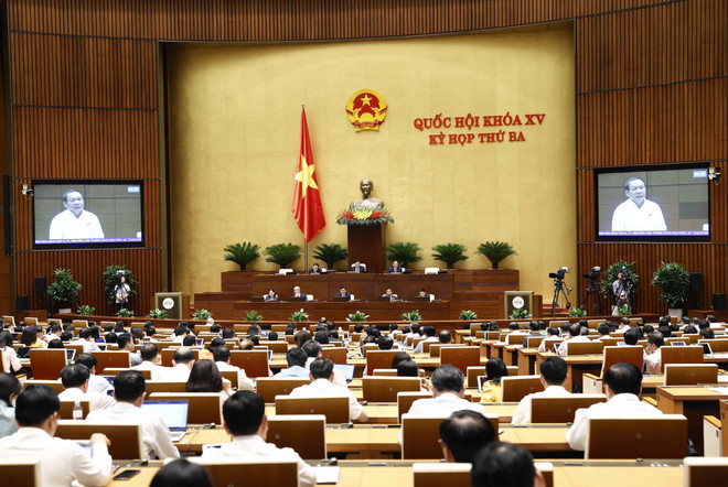 Quốc hội tiếp tục thảo luận về các vấn đề liên quan tới phát triển kinh tế-xã hội và ngân sách nhà nước. (Ảnh: Doãn Tấn/TTXVN) Quốc hội: Đảm bảo linh hoạt trong kiềm chế giá xăng dầu tăng cao ảnh 1