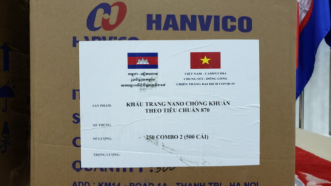 Số thiết bị y tế tượng trưng của Chính phủ và nhân dân Việt Nam tặng nhân dân Campuchia. (Ảnh: Nguyễn Hùng/TTXVN) Campuchia cảm ơn Việt Nam viện trợ thiết bị y tế chống dịch COVID-19 ảnh 2