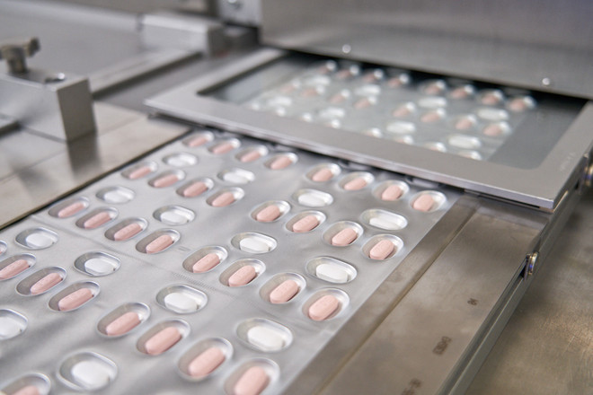 Thuốc điều trị COVID-19 của hãng dược Pfizer, Mỹ. (Ảnh: AFP/TTXVN) Nhật Bản cấp phép sử dụng thuốc điều trị COVID-19 dạng uống của Pfizer ảnh 1