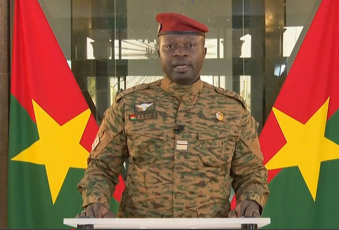 Trung tá Paul-Henri Damiba, người đứng đầu nhóm binh sỹ đảo chính và lên nắm quyền ở Burkina Faso, phát biểu tại Ouagadougou ngày 27/1/2022. (Ảnh: AFP/TTXVN) Hội đồng Hiến pháp Burkina Faso công nhận ông Damiba làm tổng thống ảnh 1