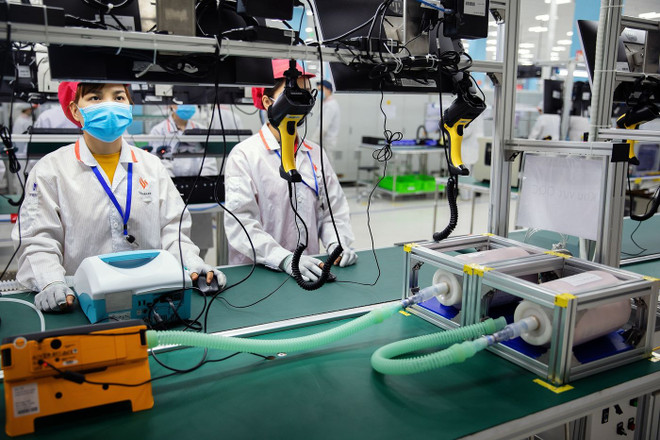 Dây chuyền sản xuất máy thở của Vingroup. (Nguồn: Bloomberg) Bloomberg: “Khát vọng, tốc độ của Vingroup khiến tất cả phải tăng tốc" ảnh 4