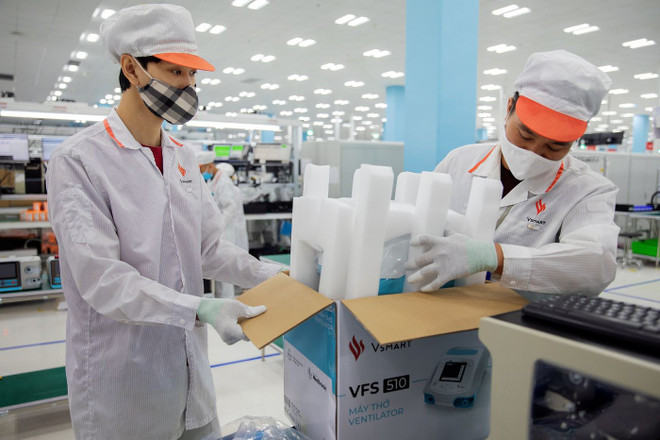 Công nhân đóng gói máy thở tại nhà máy Vinsmart. (Nguồn: Bloomberg) Bloomberg: “Khát vọng, tốc độ của Vingroup khiến tất cả phải tăng tốc" ảnh 5