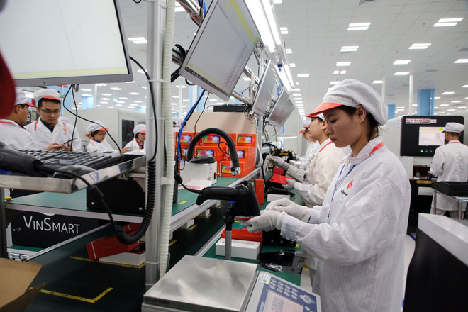 Sản xuất điện thoại thông minh tại Nhà máy của VinSmart. (Ảnh: Anh Tuấn/TTXVN) Bloomberg: “Khát vọng, tốc độ của Vingroup khiến tất cả phải tăng tốc" ảnh 2