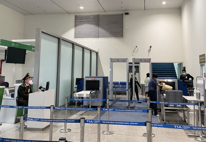 Sân bay Tân Sơn Nhất bổ sung 5 máy soi chiếu an ninh phục vụ lễ 30/4 ảnh 1