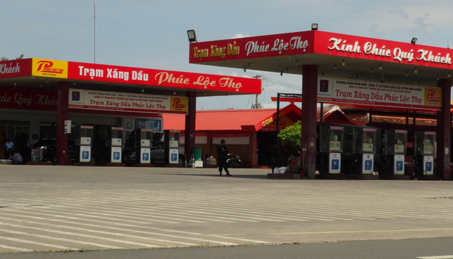Lực lượng chức năng phong tỏa, kiểm tra trạm xăng dầu kém chất lượng. (Ảnh minh họa: TTXVN) Phạt 287 triệu đồng với một doanh nghiệp bán xăng dầu kém chất lượng ảnh 1