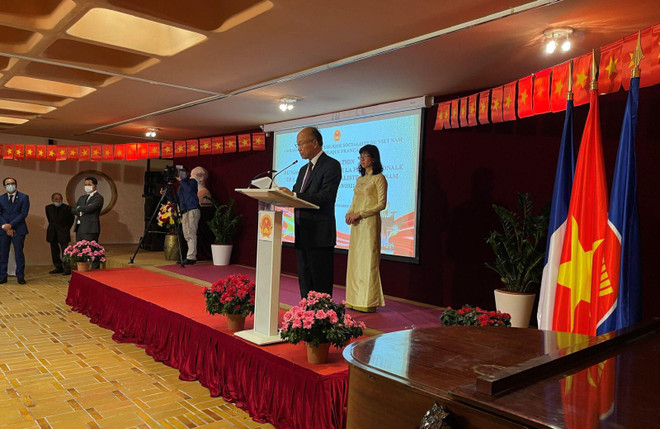 Đại sứ Việt Nam tại Pháp Đinh Toàn Thắng phát biểu tại lễ kỷ niệm. (Ảnh: Vietnam+) Trao đổi chính trị cấp cao tạo động lực cho quan hệ Việt Nam-Pháp ảnh 1