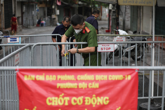 Hàng rào cứng để đảm bảo công tác phòng chống dịch. (Ảnh: Thành Đạt/TTXVN) Hà Nội: Dỡ bỏ phong tỏa cách ly y tế khu vực ngõ 68 phố Đội Cấn ảnh 1