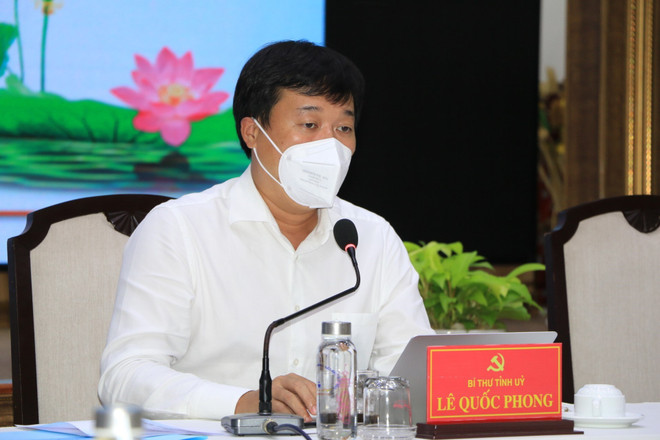 Bí thư tỉnh ủy Đồng Tháp Lê Quốc Phong phát biểu tại hội nghị. (Ảnh: Chương Đài/TTXVN) Đồng Tháp yêu cầu “nới lỏng đến đâu, kiểm soát chặt chẽ đến đó" ảnh 1