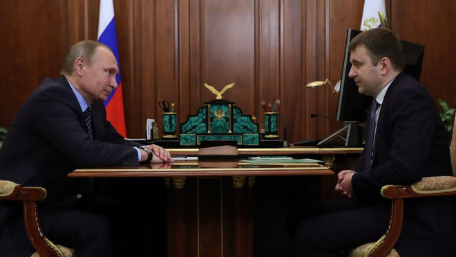 Tổng thống Nga Vladimir Putin trao đổi cùng trợ lý về lĩnh vực kinh tế, ông Maxim Oreshkin. (Nguồn: Getty) Dịch COVID-19: Toàn thế giới đã có gần 2,6 triệu người tử vong ảnh 2