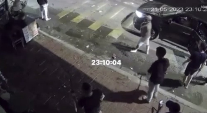 Hình ảnh cắt từ video vụ hỗn chiến giữa hai nhóm thanh niên tại Bình Định. Hai nhóm thanh niên ẩu đả tại quán nhậu, một người bị bắn trọng thương ảnh 1