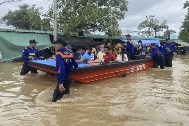 Binh sỹ Thái Lan giúp sơ tán người dân khỏi các khu vực ngập lụt ở tỉnh Kanchanaburi, Thái Lan, ngày 12/10/2020. (Ảnh: AFP/TTXVN) Hợp tác cùng vượt qua "thách thức kép" về môi trường và đại dịch ảnh 3