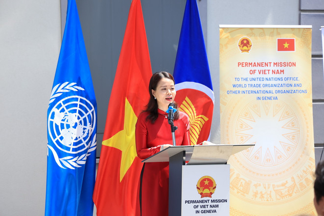 Thứ trưởng Ngoại giao Nguyễn Minh Hằng phát biểu tại triển lãm. (Ảnh: Anh Hiển/TTXVN) ttxvn_hiep_dinh_geneva 3.jpg