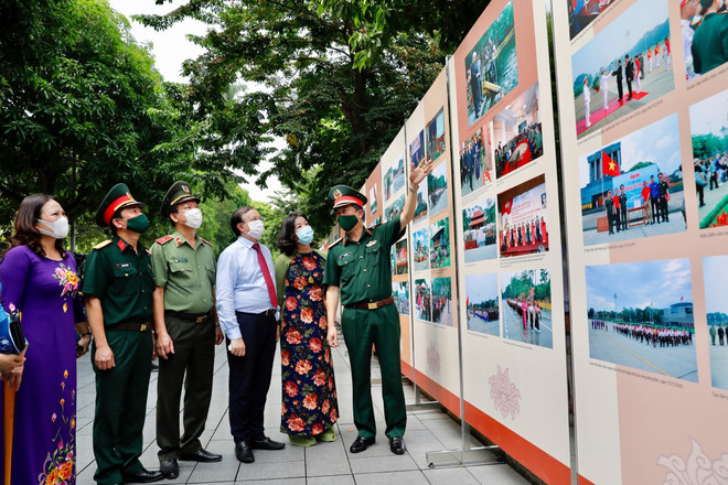 Khai mạc triển lãm ảnh "Lăng Chủ tịch Hồ Chí Minh-Đài hoa vĩnh cửu" ảnh 1