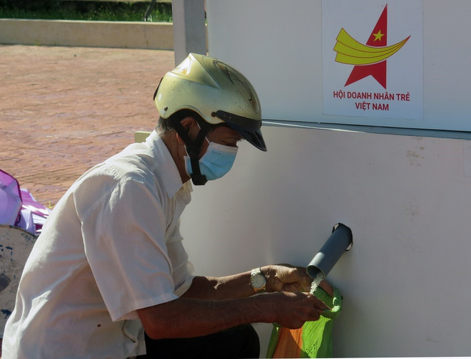 Cây “ATM gạo” hỗ trợ người dân gặp khó tại vùng dịch Phú Yên ảnh 1