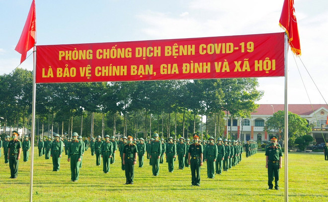 500 cán bộ, chiến sỹ Sư đoàn 5 (Quân khu 7) lên đường hỗ trợ chống dịch tại tỉnh Bình Dương. (Ảnh: TTXVN phát) Quân khu 7 điều động 500 chiến sỹ hỗ trợ Bình Dương phòng, chống dịch ảnh 1
