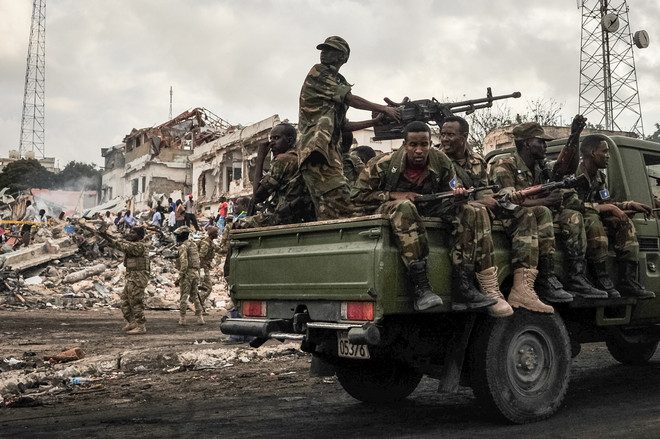 Binh sỹ Somalia tuần tra tại Mogadishu. (Ảnh: AFP/TTXVN) Quân đội Somalia bắt giữ một thủ lĩnh cấp cao của al-Shabab ảnh 1