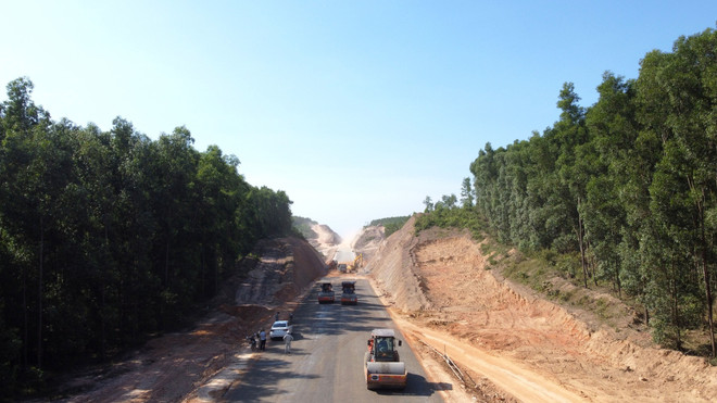 Đẩy nhanh tiến độ dự án cao tốc Cam Lộ-La Sơn đoạn qua Quảng Trị ảnh 1