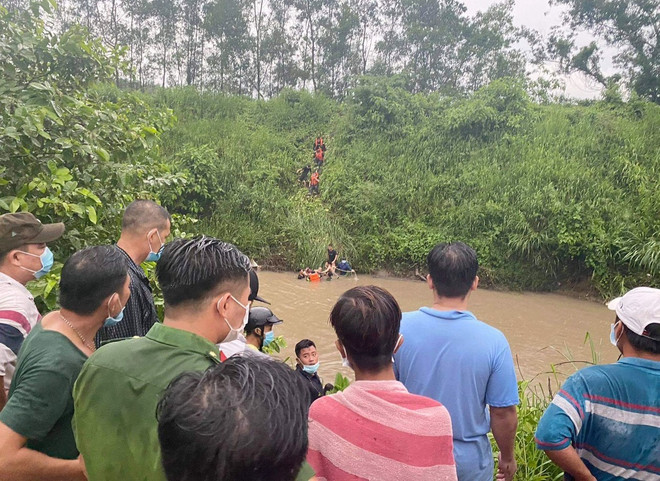 Đồng Nai: Nhảy qua khe nước, hai trẻ nhỏ rơi xuống sông tử vong ảnh 1