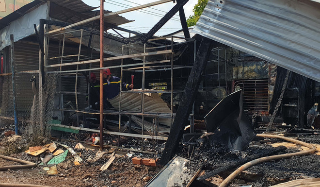 Bình Phước: Lửa thiêu rụi cửa hàng thiết bị điện sau tiếng nổ lớn ảnh 2