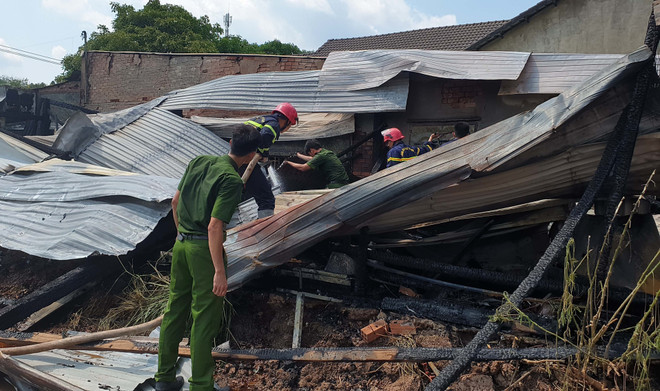 Bình Phước: Lửa thiêu rụi cửa hàng thiết bị điện sau tiếng nổ lớn ảnh 1