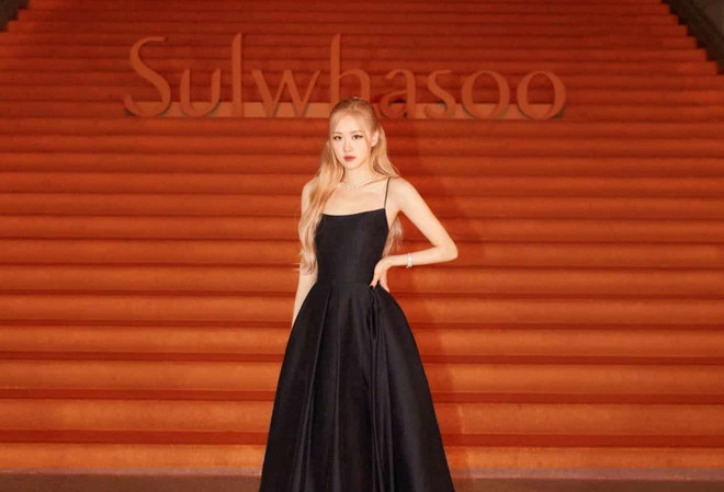 Rosé diện váy đen thiết kế đơn giản nhưng tinh tế. (Nguồn: Fashion Week Daily) Hé lộ hình ảnh của Rosé cùng dàn sao tại sự kiện Sulwhasoo ảnh 1