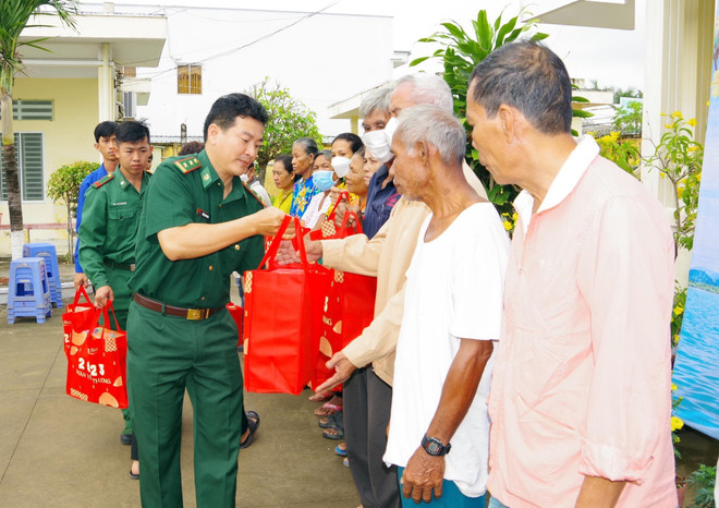 Hỗ trợ đồng bào ven biển Sóc Trăng đón Tết Nguyên đán Quý Mão ảnh 2